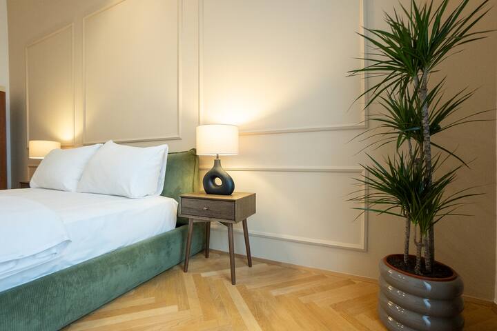 Chic 180m² 3BR Apt near Parliament, Self Check-in gallery image 2