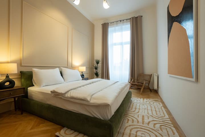 Chic 180m² 3BR Apt near Parliament, Self Check-in