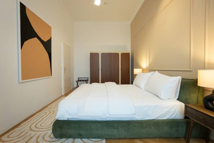 Chic 180m² 3BR Apt near Parliament, Self Check-in gallery image 3