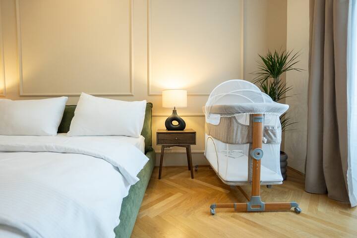 Chic 180m² 3BR Apt near Parliament, Self Check-in gallery image 4