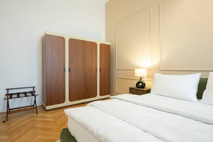 Chic 180m² 3BR Apt near Parliament, Self Check-in gallery image 5