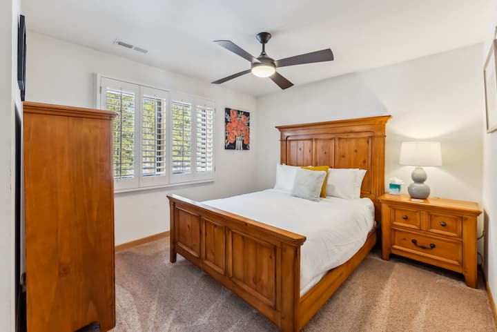 Dormitorio 3: cama tamaño queen, tercer piso.