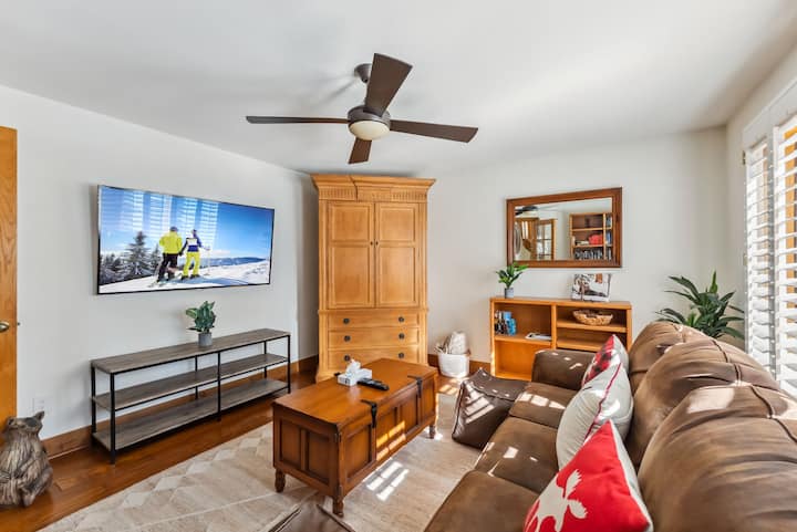 Sala de estar: TV inteligente, sofá cama, segundo piso