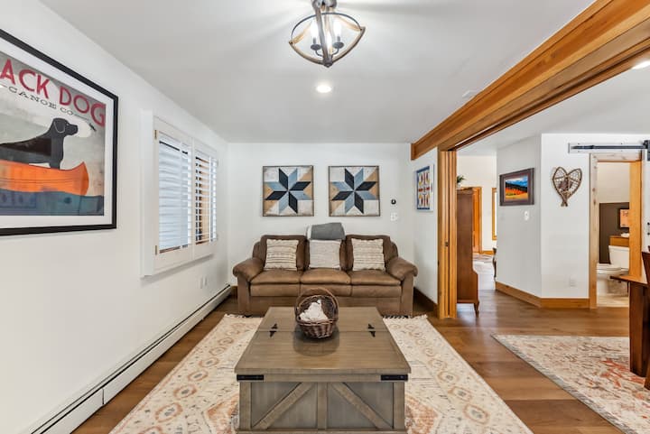 Zona de estar: sofá cama (ubicado junto al comedor)