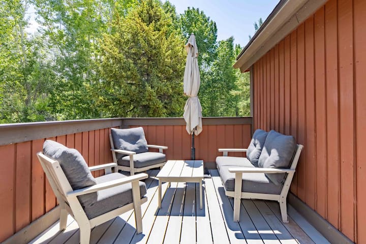 Spacious Sun Valley Condo With Creekside Deck - Ketchum, ID
