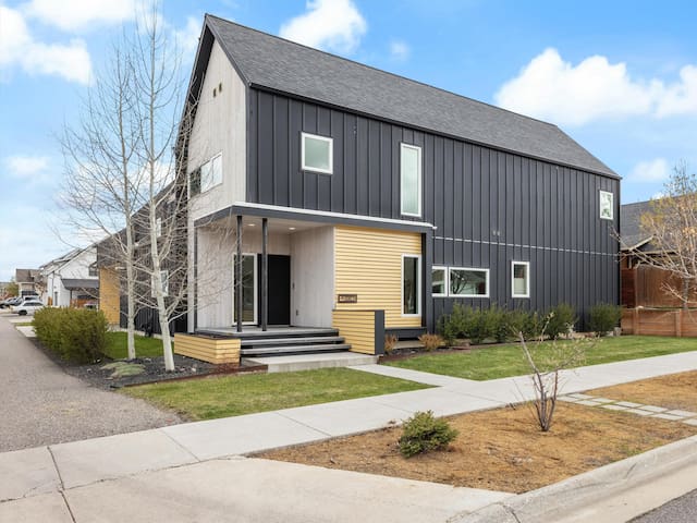 Stafford House- Modern home conveniently located i