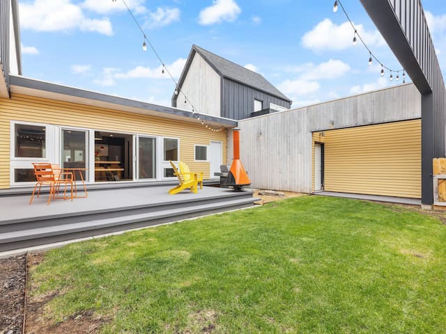 Stafford House- Modern home conveniently located i gallery image 4