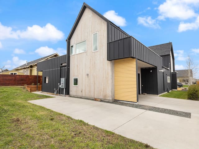 Stafford House- Modern home conveniently located i gallery image 5