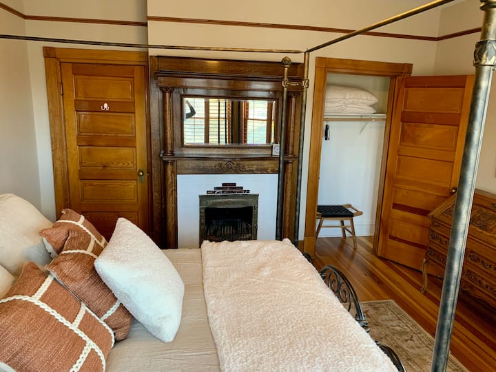 Dormitorio con cama queen