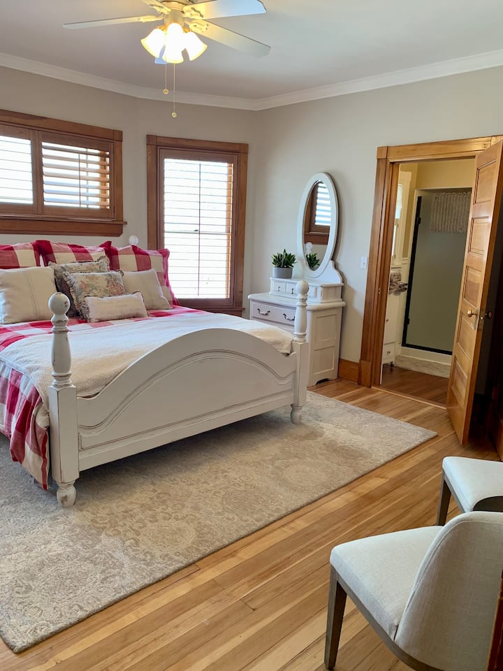 Dormitorio con cama king