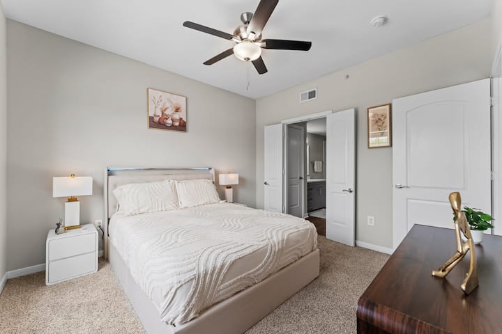 Starehe ya Juu. Vyumba vyote vya kulala vimeundwa kwa ajili ya kupumzika kwako, vikiwa na vitanda vya ukubwa wa Queen na matandiko laini, yenye ubora. 