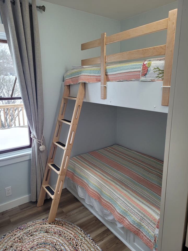 SPAVAĆA SOBA br. 3:  spavaća soba br. 3 mala je spavaća soba s ugrađenim krevetom na kat.