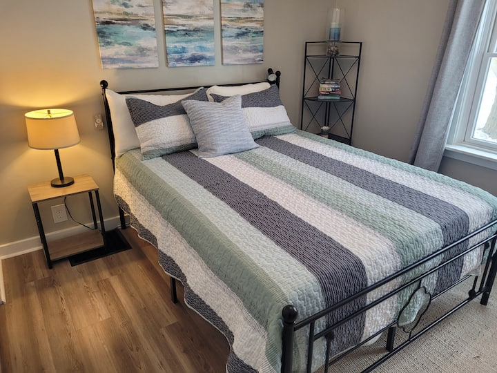 SPAVAĆA SOBA br. 2: ima bračni krevet (160x200), stropni ventilator, noćni ormarić, svjetiljku, veliki ormar i 2 stolice.