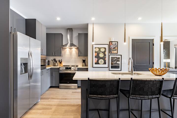 Sleeps 18 | 3 Modern Midtown Apartments, Gym+Pool gallery image 4