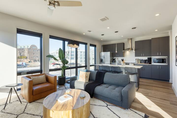 Sleeps 18 | 3 Modern Midtown Apartments, Gym+Pool gallery image 2