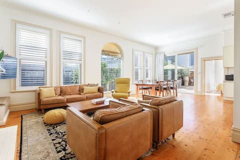 The Sussex—Vintage Haven near Albert Park Lake