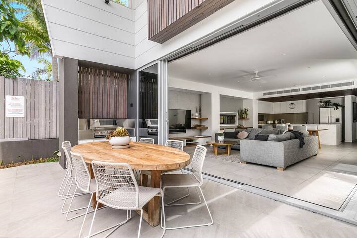 Kokos Beach House 2 – Belongil Beach pad with pool gallery image 2
