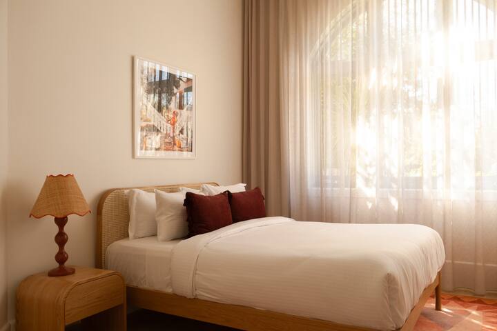 Modern 3-Bedroom House with Parking gallery image 2