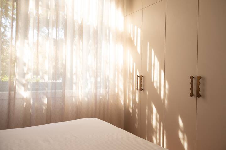 Modern 3-Bedroom House with Parking gallery image 3