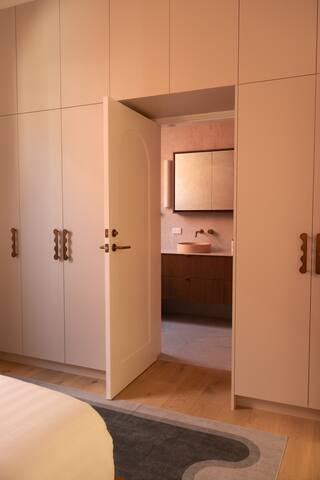 Modern 3-Bedroom House with Parking gallery image 5