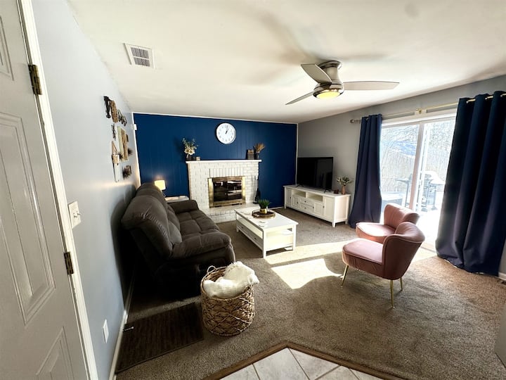 Sand Run Retreat - Modern Split-level Getaway - Akron, OH