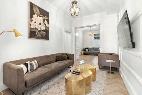 Top Airbnb: Heritage Townhouse with Private Parking in Pyrmont