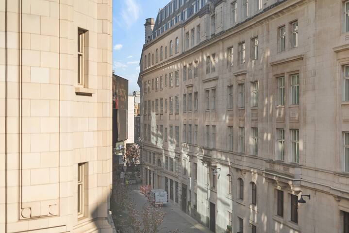 3 Bedroom Apartment Steps from Piccadilly Circus!3 gallery image 4
