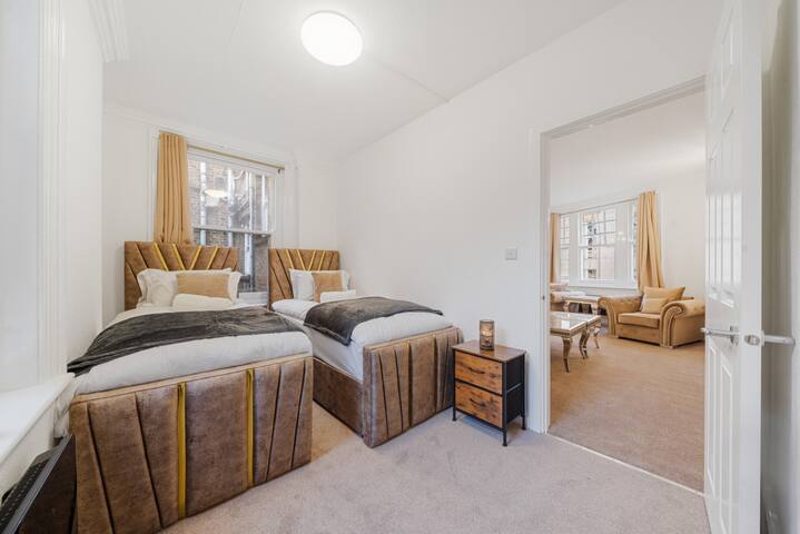 3 Bedroom Apartment Steps from Piccadilly Circus!3 gallery image 2