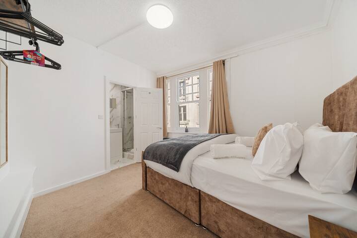 3 Bedroom Apartment Steps from Piccadilly Circus!3 gallery image 5