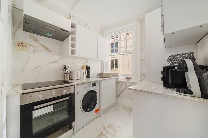 3 Bedroom Apartment Steps from Piccadilly Circus!3 gallery image 3