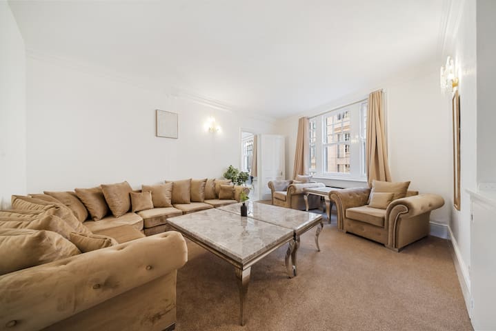 3 Bedroom Apartment Steps from Piccadilly Circus!3