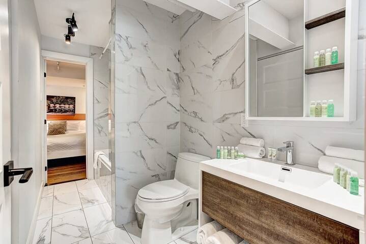 Old Montreal 2BD- 2BA|Free Parking gallery image 5