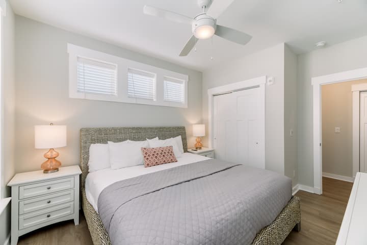 Დიდი საძინებელი წყლის ხედებით