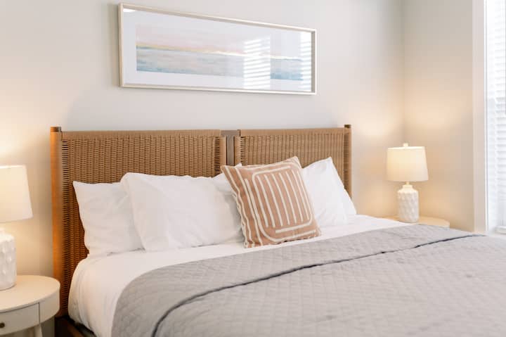 Დიდი საძინებელი წყლის ხედებით