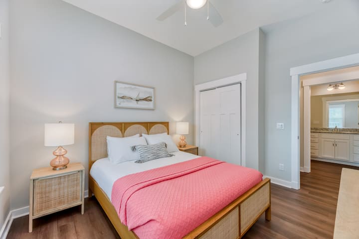 Dormitorio con cama queen