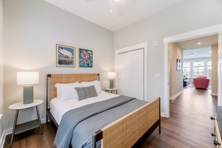 Dormitorio con cama queen