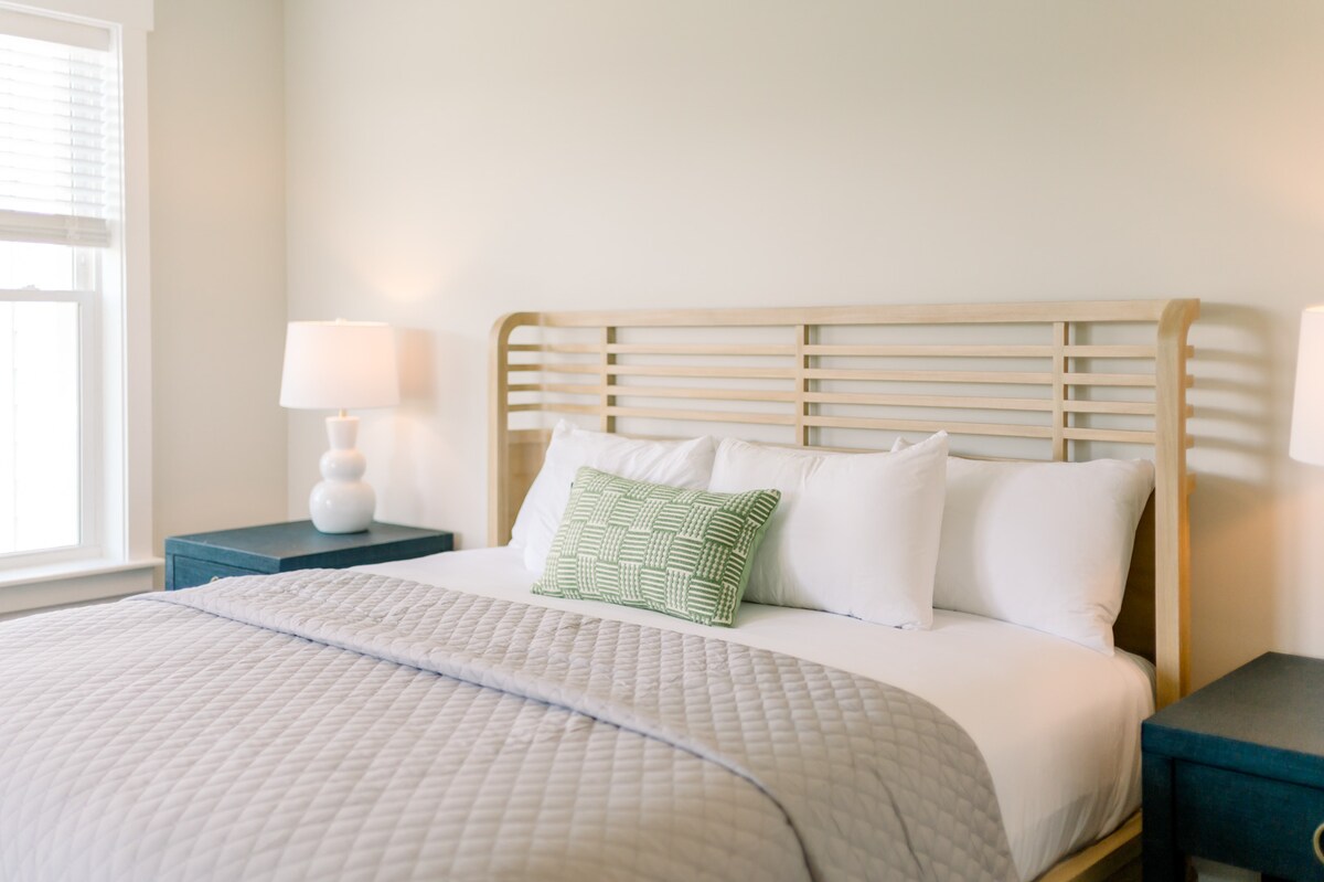 Cama tamaño king con vistas al agua y acceso a la terraza