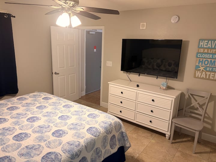 Hoofdslaapkamer, zelfs een stoel om te zitten terwijl je schoenen aantrekt!