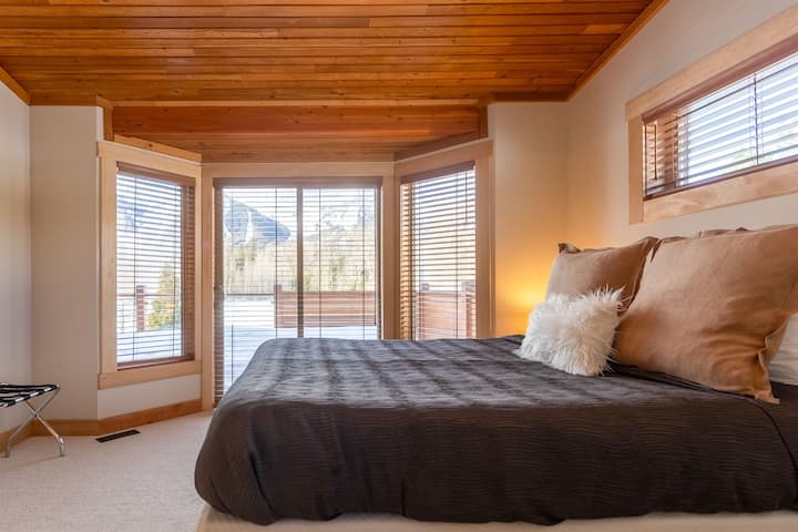 Manželská posteľ s vlastnou kúpeľňou