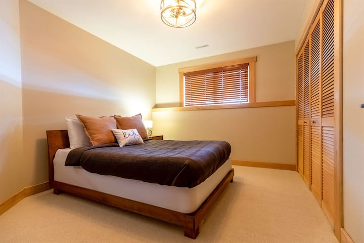 Queen Bed l Lower Level