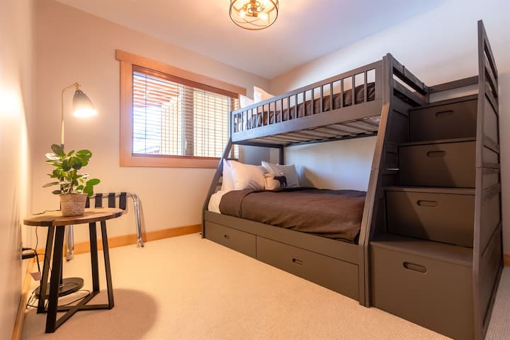 Poschodie s manželskou posteľou/ 2 oddelenými posteľami