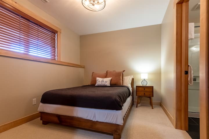 Manželská posteľ s vlastnou kúpeľňou l Lower Level