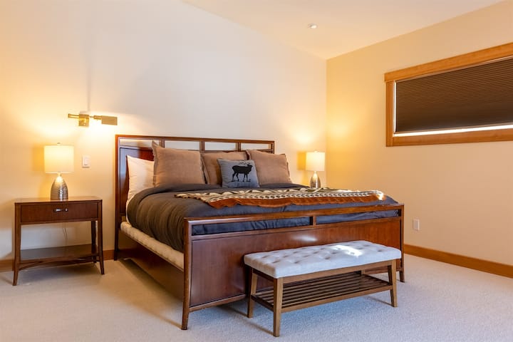 Manželská posteľ s vlastnou kúpeľňou l na hlavnom poschodí