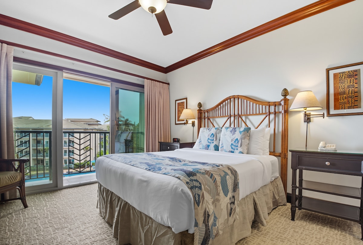 استمتع بالنوم في سرير كينج فخم مع بياضات عالية الجودة، وتحيط به ديكورات الجزيرة الهادئة ونسيم المحيط الناعم