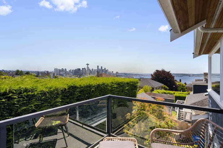 3BR Kerry Park Queen Anne – Skyline & Water View!