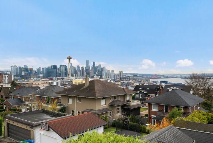 3BR Kerry Park Queen Anne – Skyline & Water View! gallery image 3