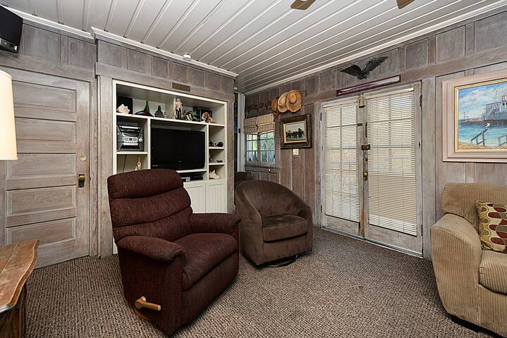 359CA: Charming Catalina Home close the beach. gallery image 2