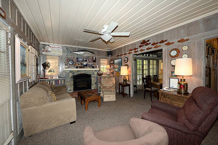 359CA: Charming Catalina Home close the beach. gallery image 3