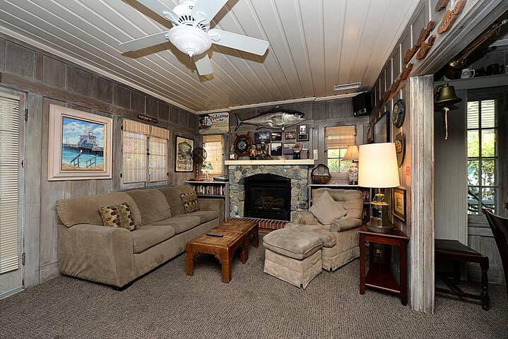 359CA: Charming Catalina Home close the beach. gallery image 4