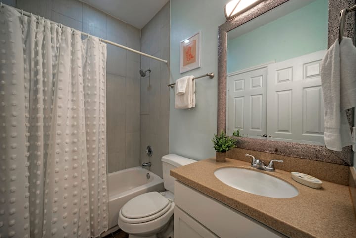 Banja e brendshme 2 ka një dush/vaskë të kombinuar. (Costa Bahia 202)